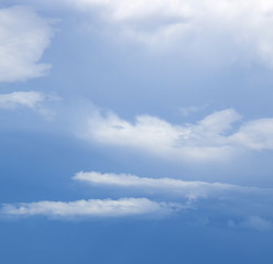 Wolkengebilde nach einem Sommergewitter - dunkle Wolken am Himmel