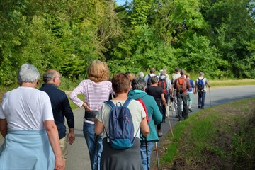 Randonneurs sur un sentier en Bretagne