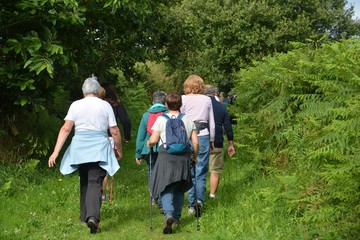 Randonneurs sur un sentier en Bretagne