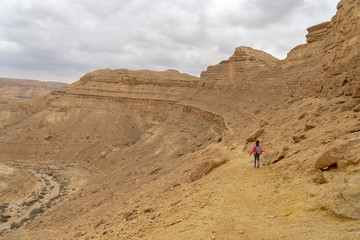 Fototapeta na wymiar Child in hiking trek of Israeli desert