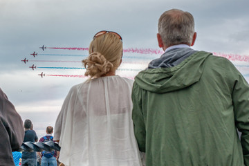 Couple watching airshow - obrazy, fototapety, plakaty