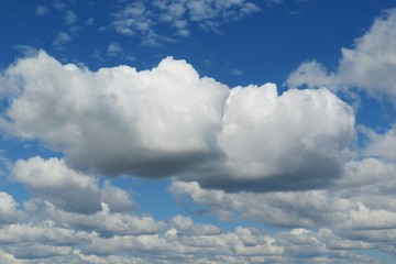 Fototapeta na wymiar Beautiful sky view with fluffy clouds