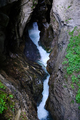 Wasser zwischen Felsen