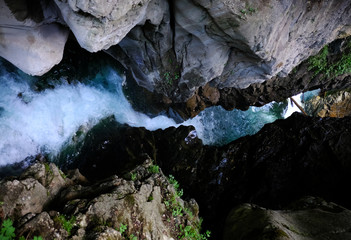 Wasser zwischen Felsen