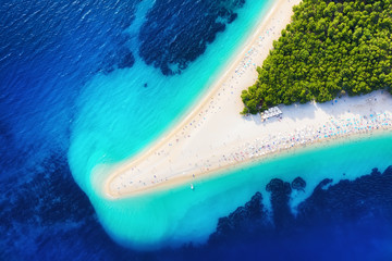 Kroatië, Hvar-eiland, Bol. Luchtfoto bij de Zlatni Rat. Strand en zee vanuit de lucht. Beroemde plaats in Kroatië. Zomer zeegezicht van drone. Reizen - afbeelding