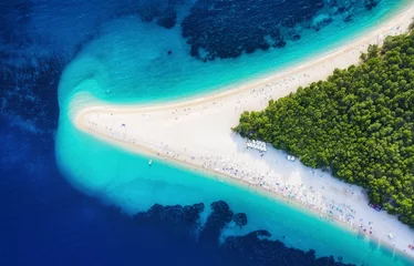 Foto op Plexiglas Luchtfoto strand Kroatië, Hvar-eiland, Bol. Panoramisch luchtfoto op de Zlatni Rat. Strand en zee vanuit de lucht. Beroemde plaats in Kroatië. Zomer zeegezicht van drone. Reizen - afbeelding