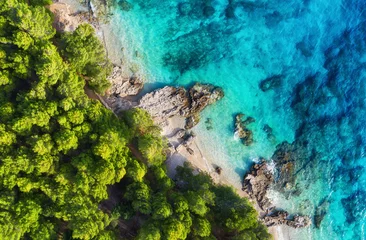 Foto op Plexiglas Luchtfoto strand Kroatië. Kust als achtergrond van bovenaanzicht. Turkoois water achtergrond van bovenaanzicht. Zomer zeegezicht vanuit de lucht. Reizen - afbeelding