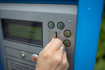Parkautomat Geld einwerfen Parkschein 