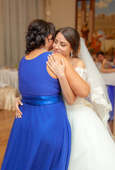 Naklejka premium Bride dancing with her mother