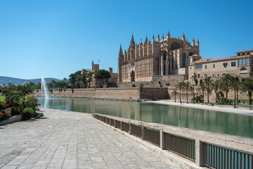 Obraz premium Majorca 2019: Panoramic view of Cathedral La Seu of Palma de Mallorca on a sunny summer day. Composition with pedestrian way in the foreground