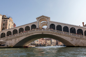 Fototapeta premium Panoramic view of Rialto Bridge (Ponte di Rialto)