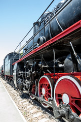 Fototapeta premium Radziecki parowóz stoi na peronie stacji.