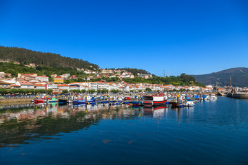 Fototapeta na wymiar Мурос, Испания. Живописный лодочный порт