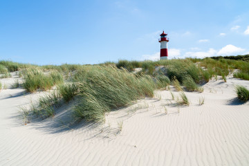 Leuchtturm rot weiß auf Düne. Insel Sylt – Norddeutschland.