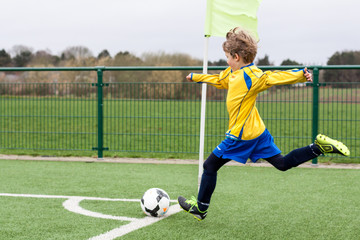 Enfant tire un corner