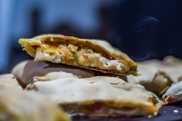 pizza rellena de vejetales quesos y panceta