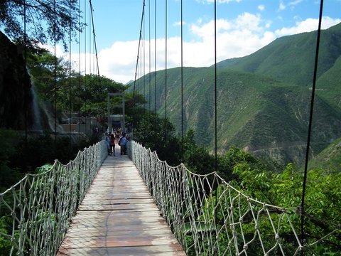 Puente de Madera en las Monta&ntilde;as Grutas de Tolantongo
