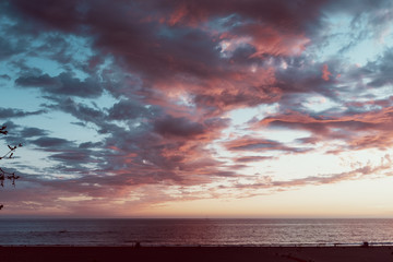 Obraz premium a sunset sky in california