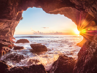 Coucher de soleil dans la grotte cachée sur l'île de Nusa Ceningan à Bali Indonésie