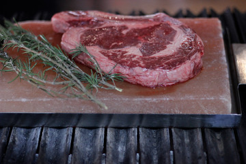 Corte de carne cruda con ramas de romero 