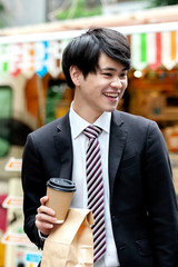 ドリンクを持つビジネスマン