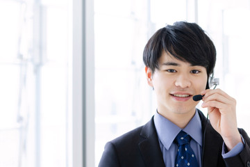 インカムをつけたビジネスマン