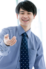 手を差し伸ばすビジネスマン