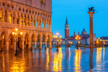 Obraz premium Piazza San Marco at night, view on venetian lion and san giorgio maggiore, Vinice, Italy