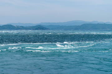 鳴門の渦潮と大鳴門橋