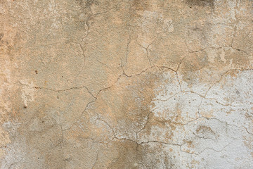 Textur einer Betonwand mit Rissen und Kratzern, die als Hintergrund verwendet werden können