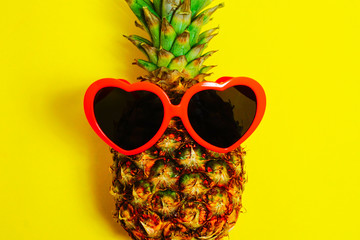 Ripe pineapple with sunglasses.  サングラスをかけた完熟のパイナップル
