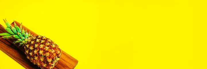 Ripe pineapple on a cutting board.  まな板の上の完熟のパイナップル