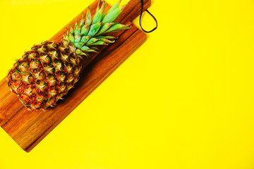 Ripe pineapple on a cutting board.  まな板の上の完熟のパイナップル