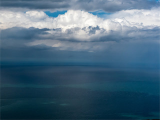 Obraz premium vue aérienne de la mer avec un ciel d'orage à Quiberville en Seine Maritime en France