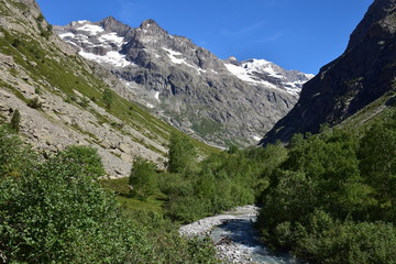 Fototapeta na wymiar Le vallon de Bonne Pierre, dominé par la Tête de la Gandolière (alt 3542 m)