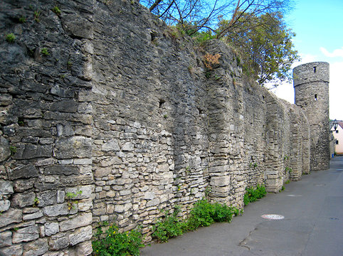 Historische Stadtmauern und alte Wehrtürme