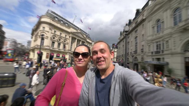 Couple taking selfie in London in 4k slow motion 60fps