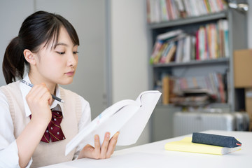 本を読む女子高生