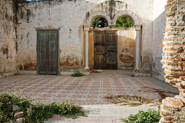 Fototapeta na wymiar Detroyed house in Camaguey in Cuba