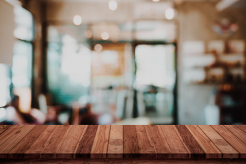 Slats personalizados para cozinha com sua foto Empty wood table with blur cafe or coffee shop background.