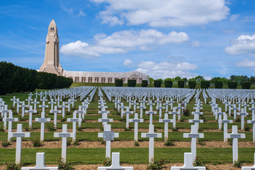 Das Beinhaus von Douaumont/Frankreich und Soldatengräber