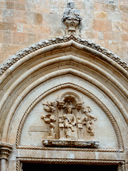 The portal of the cathedral was rebuilt several times, as evidenced by the baroque style of its sculptural decoration.