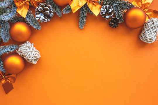 Hãy khám phá hình ảnh trang trí Giáng sinh màu cam đầy sôi động và lung linh. Đây chắc chắn sẽ làm cho ngôi nhà của bạn trở nên ấm cúng và tươi vui hơn trong mùa lễ hội sắp tới.