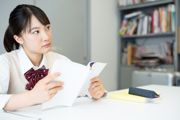 本を読む女子高生