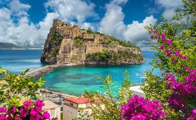 Fotobehang Landschap met Aragonese kasteel, eiland Ischia, Italië © Balate Dorin