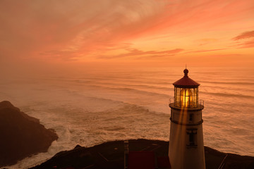 Heceta Head Lighthouse bij zonsondergang, Pacifische kust, gebouwd in 1892, Oregon, VS