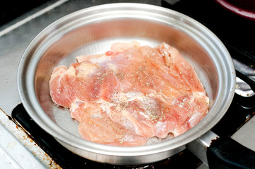 チキンソテー（調理中）