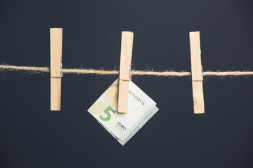 Billetes de Euro, colgados de un cordel y unidos por unas pinzas de exstender la ropa. Dinero de...