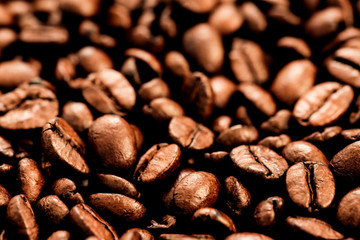 Naklejka premium Macro photo of roasted coffee beans background