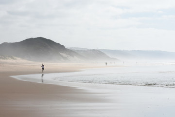 Aktivitäten am Strand an einem bewölkten Sommertag, Mossel Bay, Südafrika © JJ van Ginkel